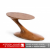 Table d'appoint sculptural en bois primé, conçu par LEOPARD Furniture. Photo sur fond blanc.