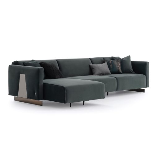 Luxueux canapé sectionnel en velours vert avec coussins design sur fond blanc par LEOPARD Furniture, Canada.