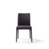 Chaise moderne en cuir noir sur fond blanc, design élégant par LEOPARD Furniture, magasin de luxe au Canada.