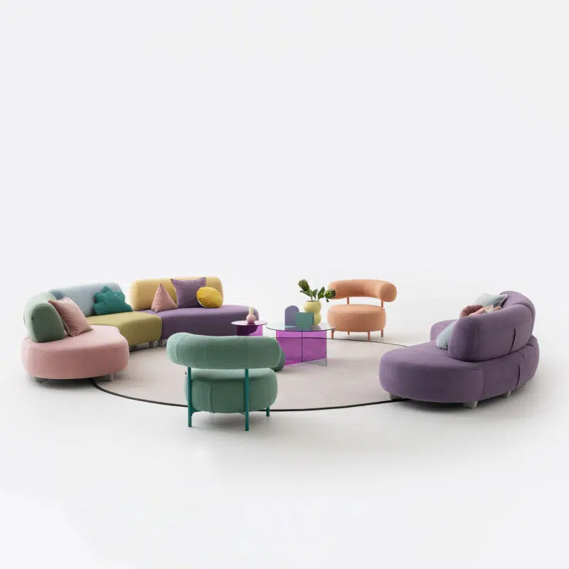 Canapés modulaires colorés aux tons pastel dans un salon moderne sur fond blanc par LEOPARD Furniture.