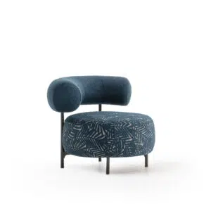 Chaise lounge en tissu bleu motif géométrique, fond blanc, par LEOPARD Furniture, design moderne pour intérieur élégant.