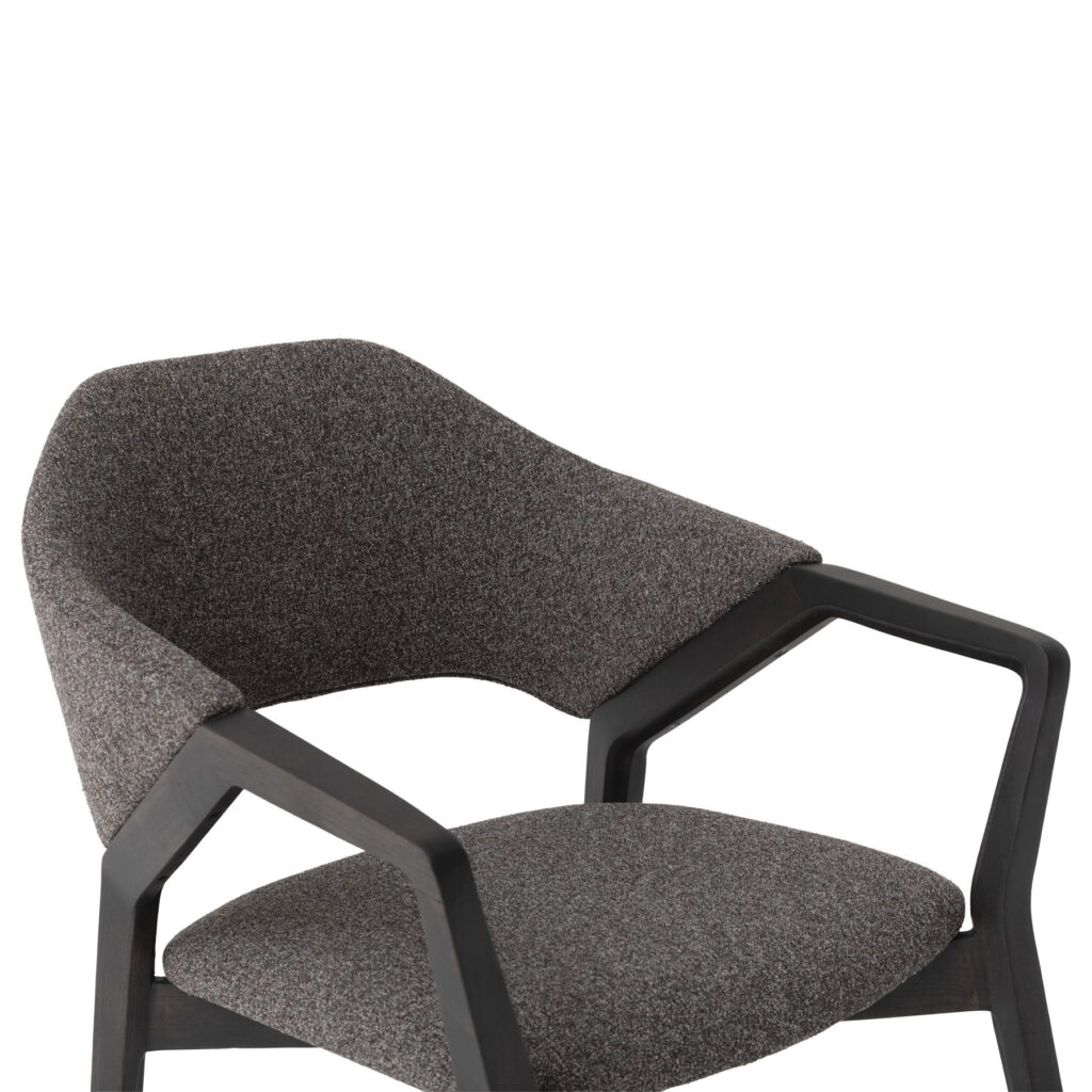 Fauteuil moderne gris avec structure noire élégante, parfait pour les intérieurs contemporains. Fond blanc. Meubles LEOPARD.