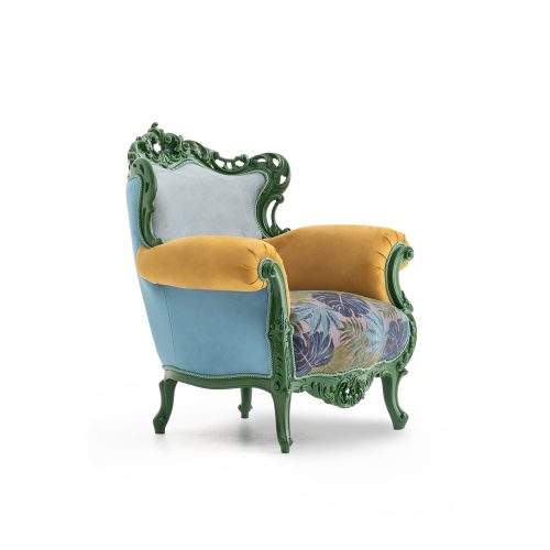 Fauteuil vintage coloré sur fond blanc de LEOPARD Furniture, décoration d'intérieur canadienne haut de gamme.