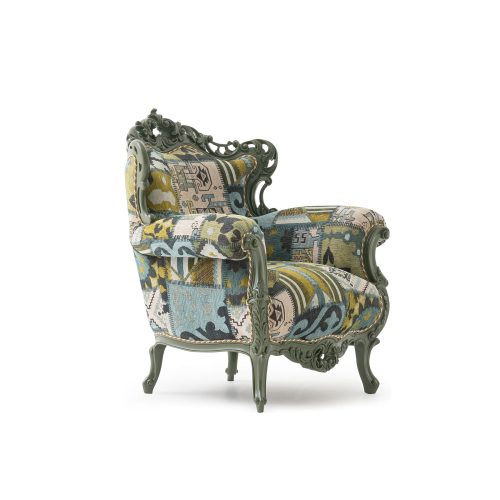 Fauteuil vintage avec cadre vert orné sur fond blanc, LEOPARD Furniture luxury design, high-end upholstery Canada.