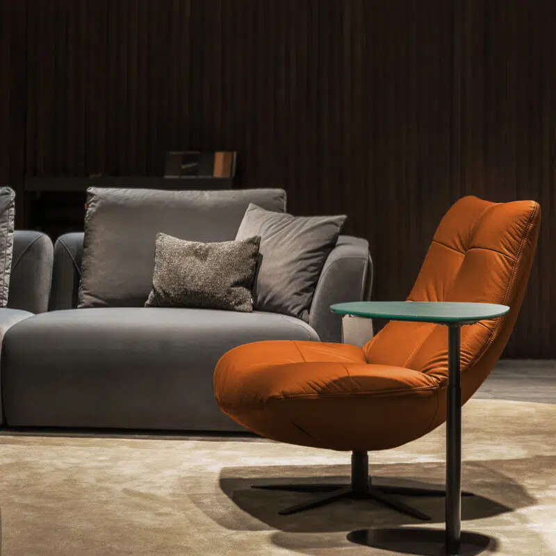 Chaise d'appoint zen en couleur cognac - dans un salon contemporain