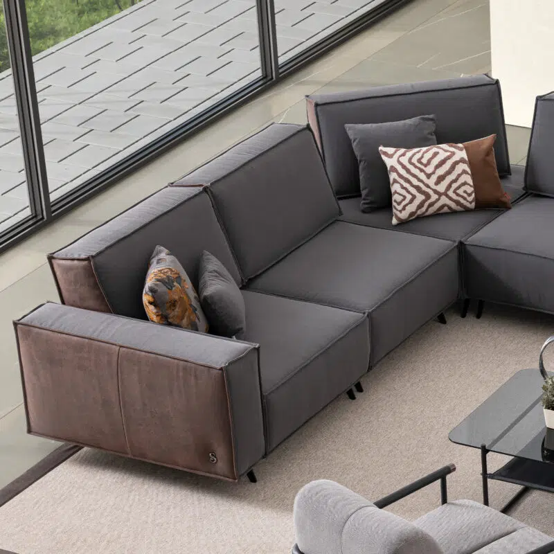 Sectional sofa moderne gris avec accents en cuir par LEOPARD Furniture dans un salon design élégant au Canada.