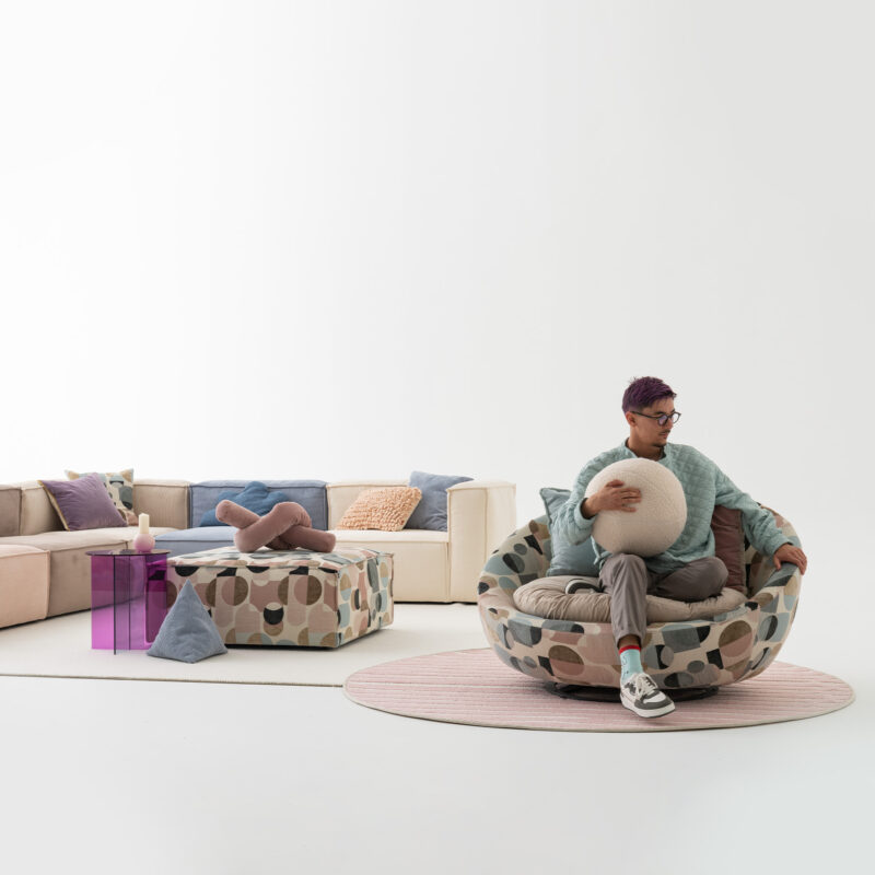 Canapé sectionnel ultra moderne avec motifs géométriques et fauteuil luxueux en peluche, conçu par LEOPARD Furniture, sur fond blanc.