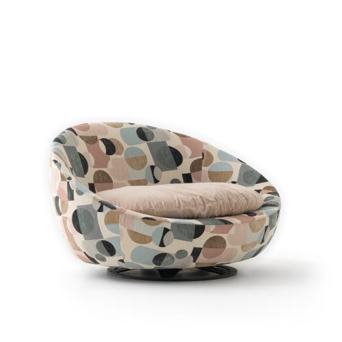 Chaise longue pivotante avec motif géométrique sur fond blanc de LEOPARD Furniture, design canadien haut de gamme.