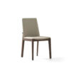 Chaise en bois moderne avec siège rembourré crème sur fond blanc, par LEOPARD Furniture, haut de gamme au Canada.