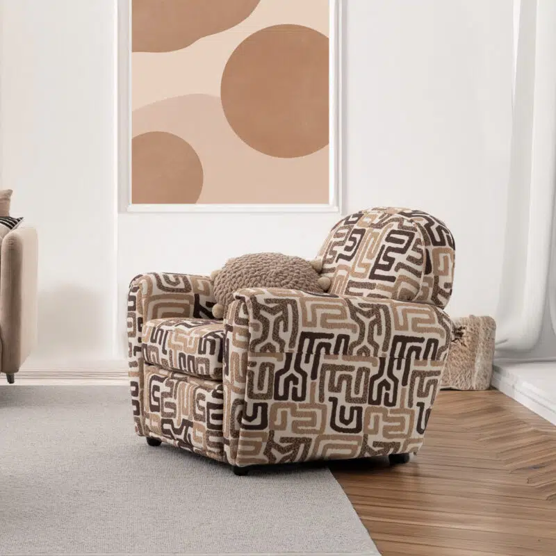 Fauteuil en tissu beige à motifs géométriques par LEOPARD Furniture, style moderne, dans un salon élégant et minimaliste.