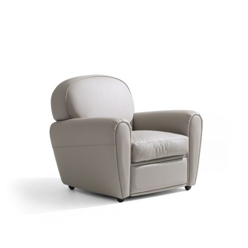 Luxueux fauteuil en cuir beige sur fond blanc par LEOPARD Furniture, la première marque canadienne de design d'intérieur haut de gamme.