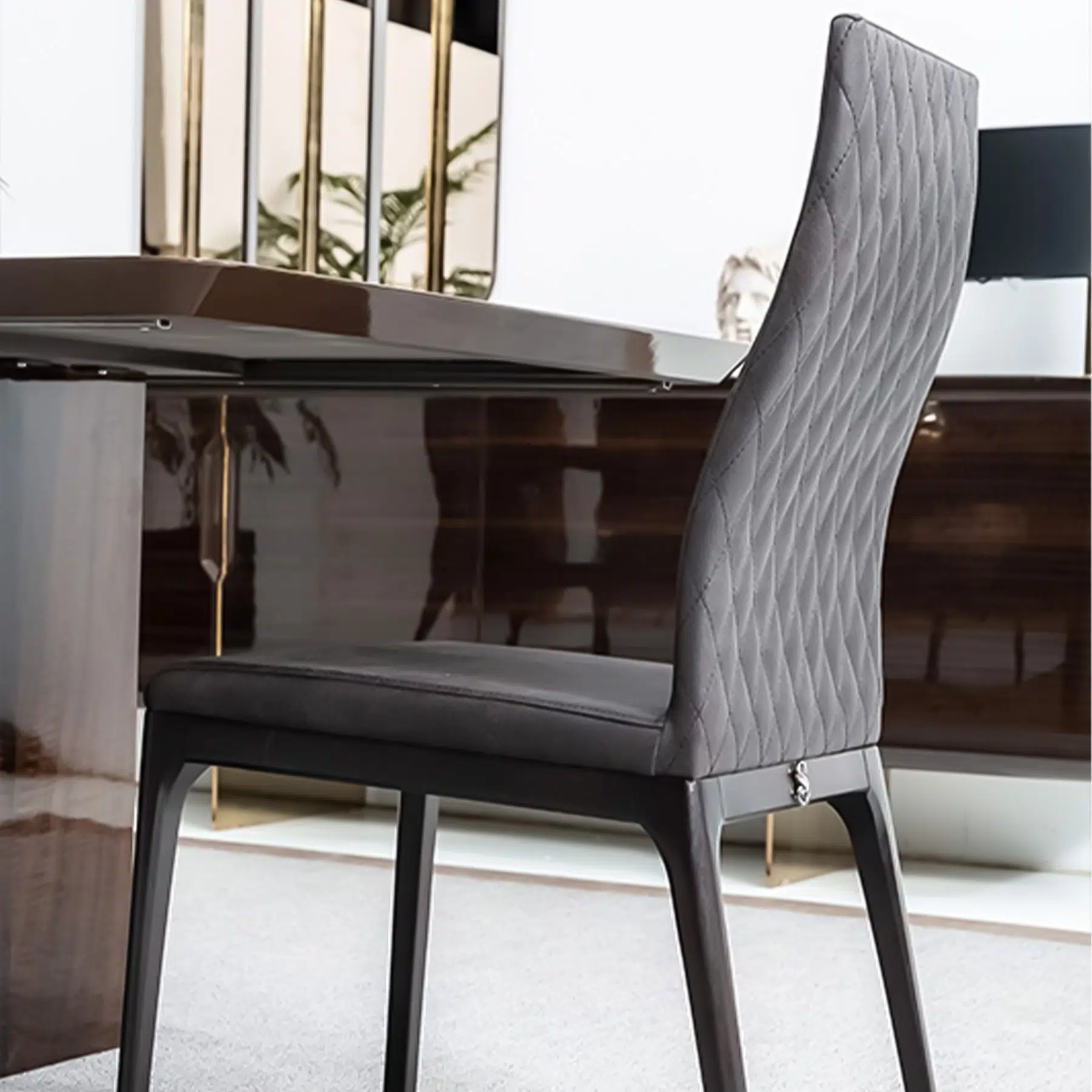 chaise de salle à manger à dossier haut avec dossier matelassé à motif diamant en cuir noir vue détaillée