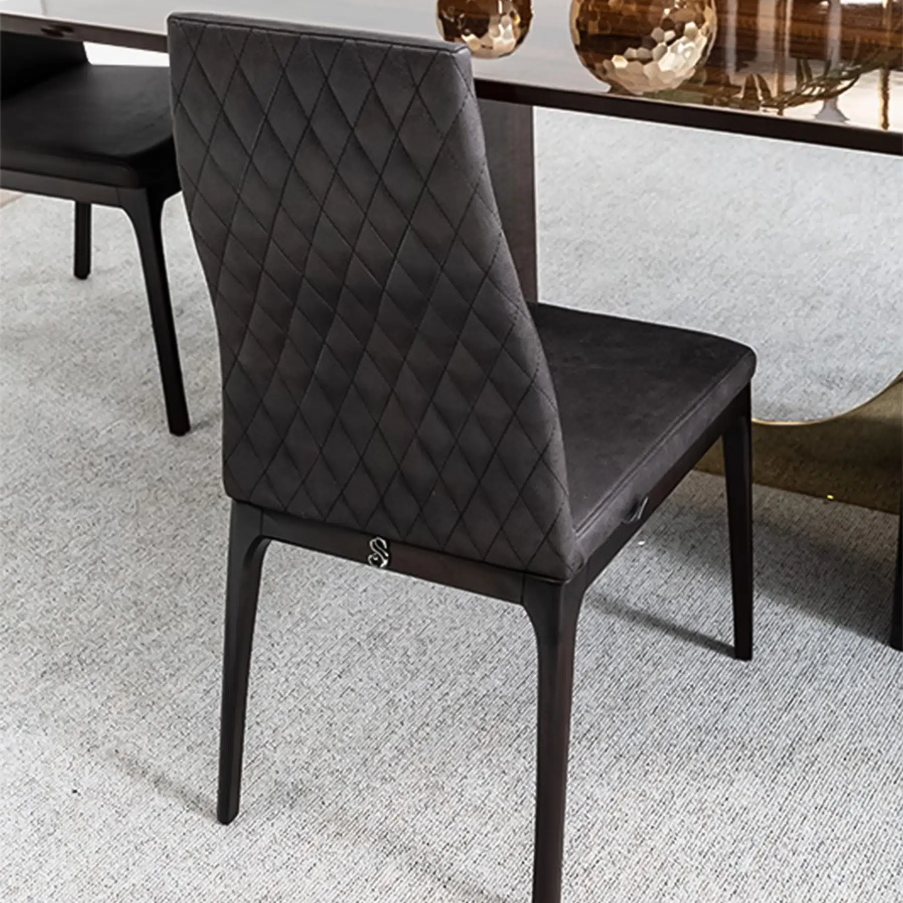 Chaise de salle à manger à dossier haut avec dossier matelassé à motif de diamant en cuir noir
