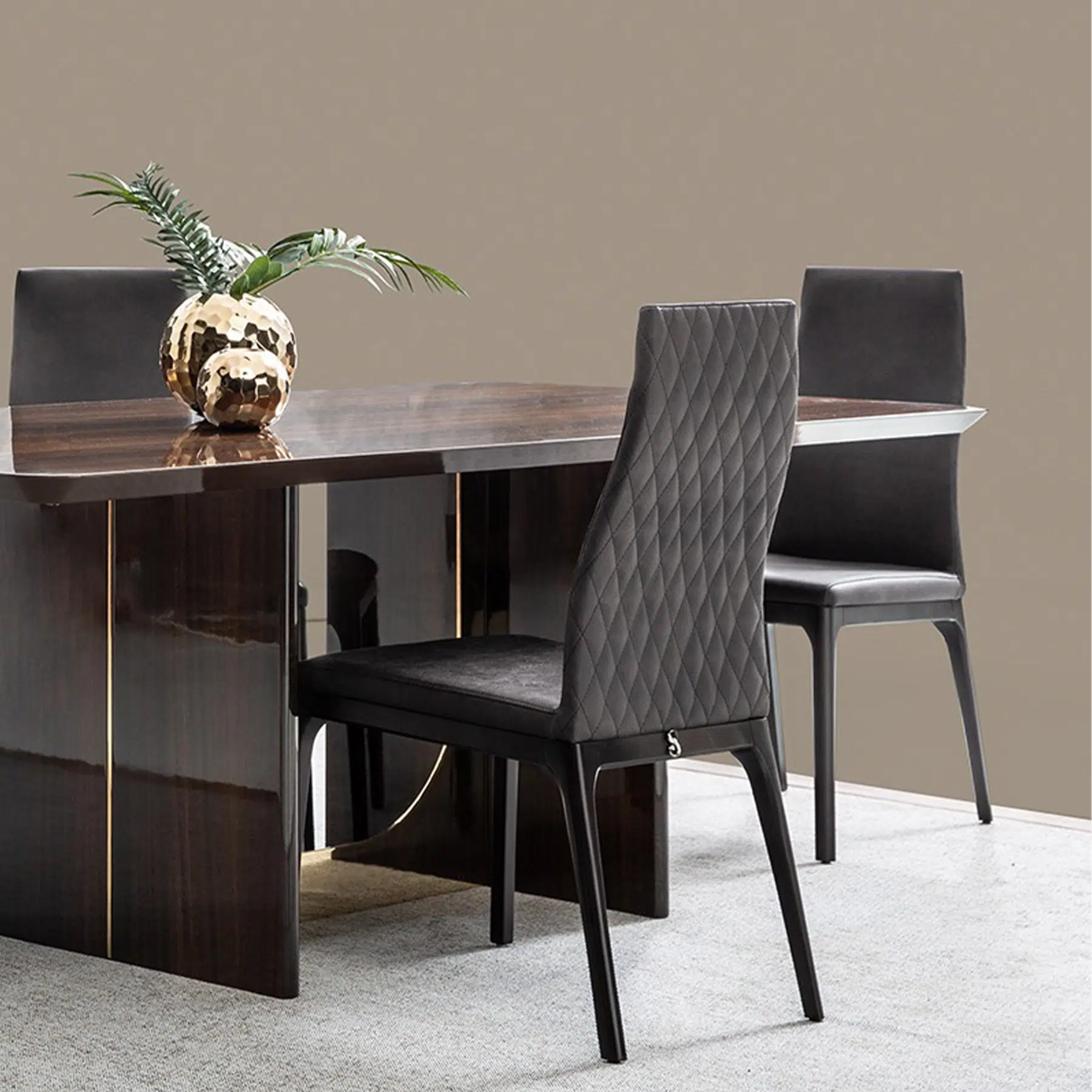 Chaise de salle à manger à dossier haut avec dossier matelassé à motif de diamant en cuir noir