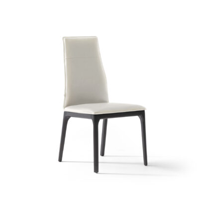 chaise de salle à manger contemporaine à haut dossier en cuir de couleur blanc glacé vue d'ensemble sur fond blanc