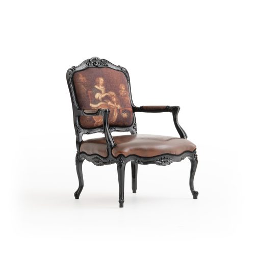 fauteuil louis xv au design unique vue d'ensemble avec une peinture traditionnelle sur le dossier