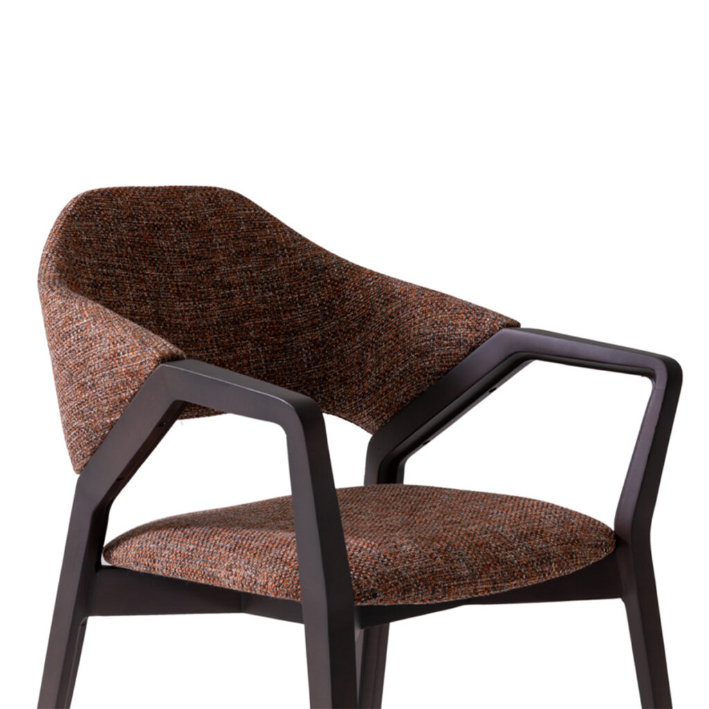 Fauteuil moderne rembourré brun sur fond blanc. Fauteuil de luxe haut de gamme de LEOPARD Furniture Canada.