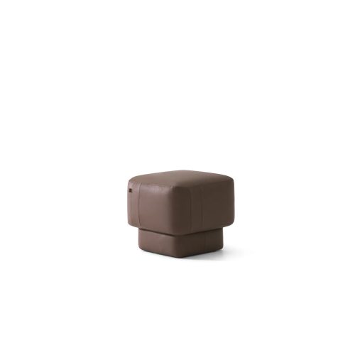 Pouf en cuir marron sur fond blanc par LEOPARD Furniture, décoration moderne haut de gamme, le meilleur design d'intérieur au Canada.