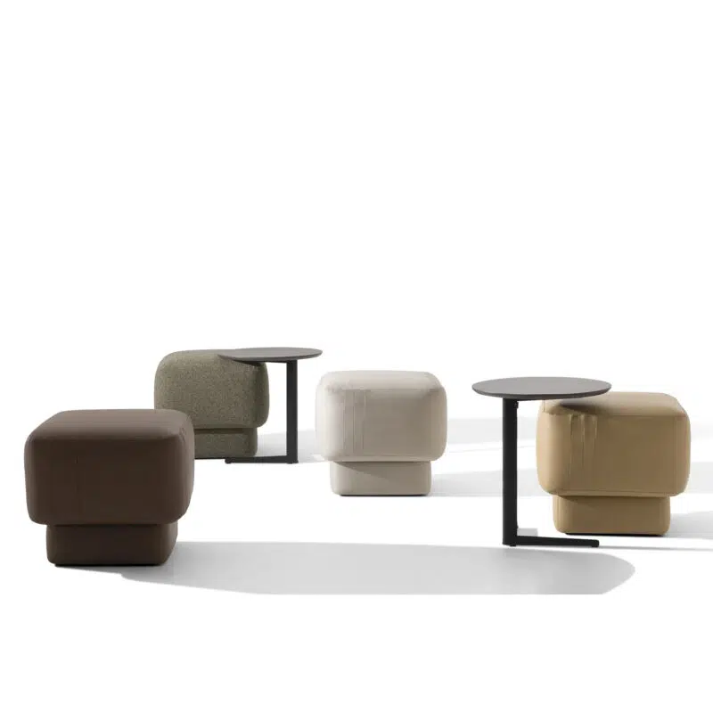 Ensemble de poufs modernes et tables noires sur fond blanc par LEOPARD Furniture, design intérieur haut de gamme Canada.