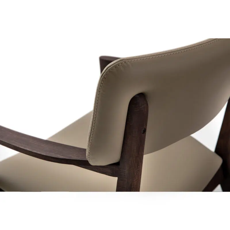 Chaise en cuir marron clair avec cadre en bois foncé, fond blanc - Design d'intérieur haut de gamme LEOPARD Furniture.