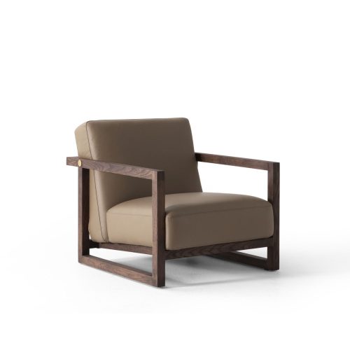 Chaise longue moderne et minimaliste de LEOPARD Furniture en cuir marron et bois, fond blanc.