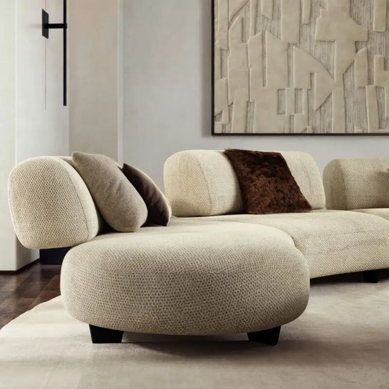 Luxueux canapé beige moderne installé dans un intérieur contemporain par LEOPARD Furniture Canada.