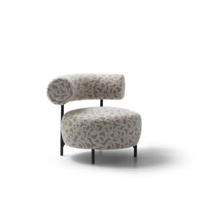 Elegante fauteuil designer LEOPARD Furniture sur fond blanc, tissu texturé beige et blanc, luxe canadien.