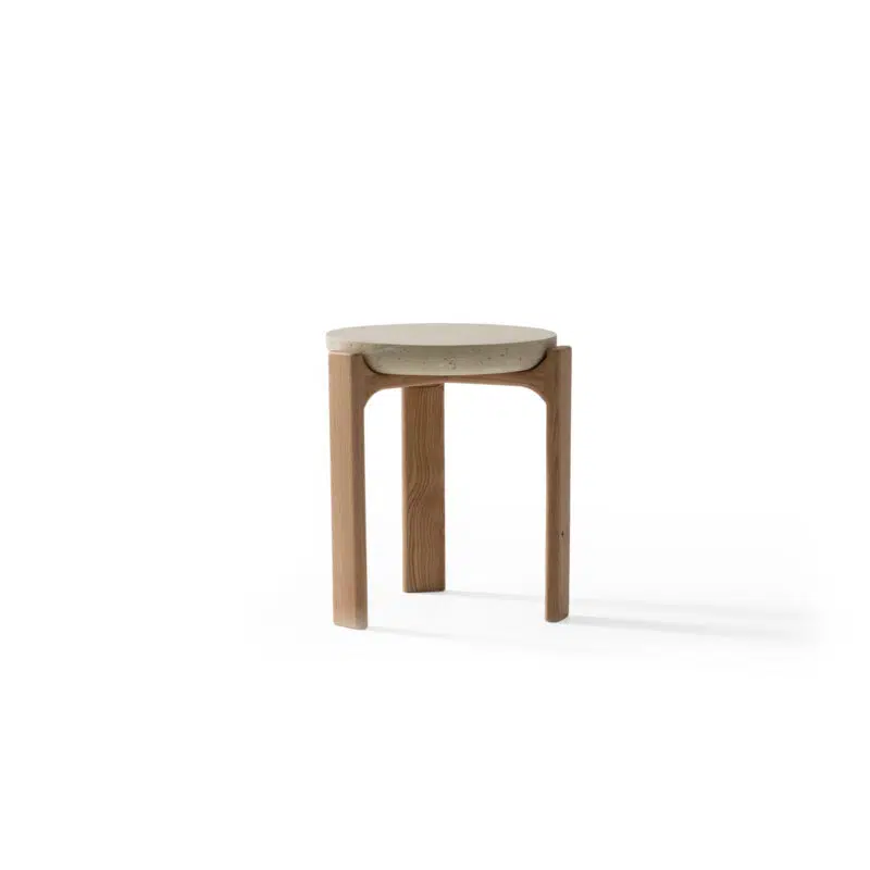 Araignée minimaliste en bois et béton, tabouret design, LEOPARD Furniture, fond blanc.