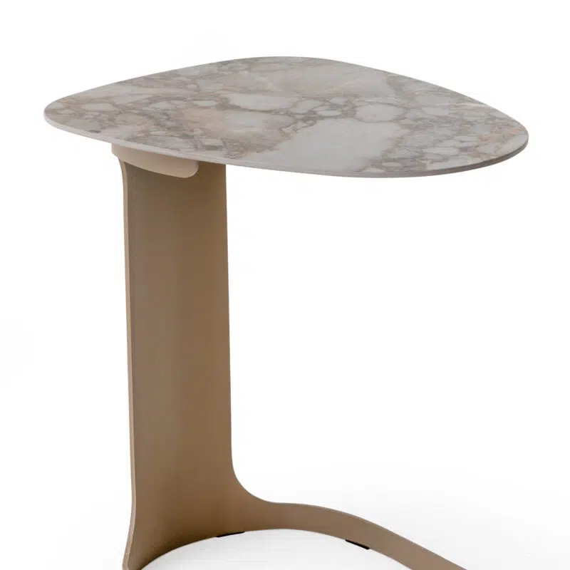 Table d'appoint moderne en marbre de LEOPARD Furniture sur fond blanc. Pièce de décoration intérieure canadienne haut de gamme.