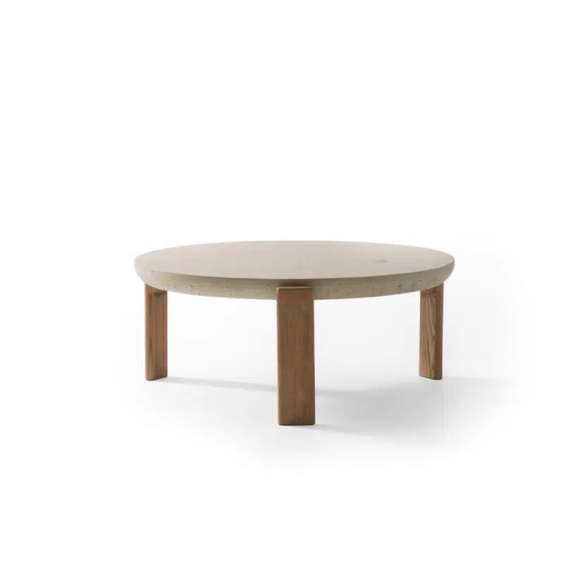 Table basse en béton minimaliste avec pieds en bois, fond blanc, par LEOPARD Furniture, design intérieur haut de gamme Canada.