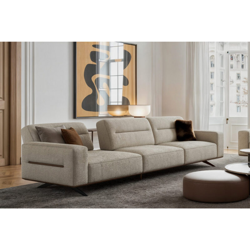 Sofa moderne en tissu beige dans un salon élégant, conçu par LEOPARD Furniture, Canada. Décor contemporain raffiné.