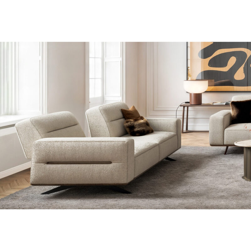 Chic canapé beige dans un salon moderne par LEOPARD Furniture, style haut de gamme canadien.