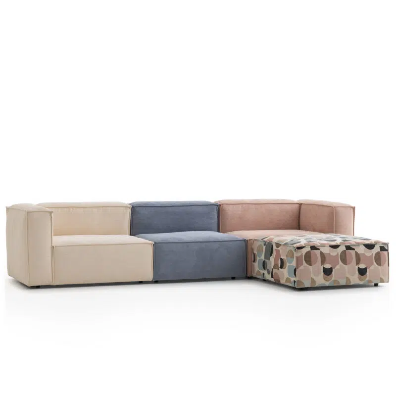 Canapé sectionnel modulable dans des tons pastel, avec un ottoman à motif géométrique sur fond blanc, de LEOPARD Furniture.