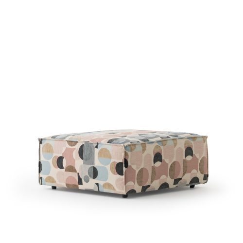 Pouf géométrique coloré sur fond blanc par LEOPARD Furniture, Canada ; accessoire de décoration d'intérieur moderne et luxueux.