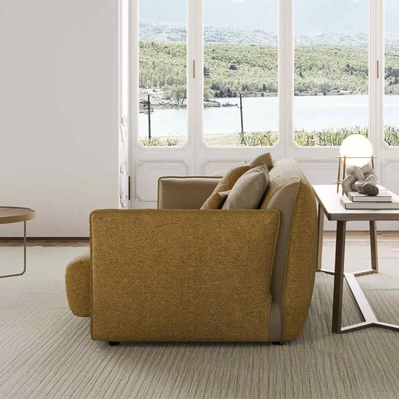 Sofa moderne en tissu beige dans un salon lumineux avec vue panoramique, design par LEOPARD Furniture Canada.