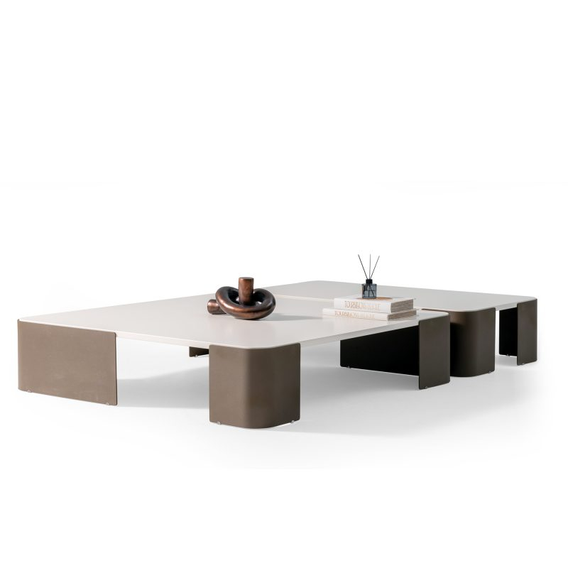 Tables basses minimalistes LEOPARD Furniture sur fond blanc, design moderne en bois et métal brun, parfaites pour intérieur élégant.