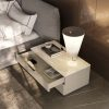 Table de chevet moderne en marbre avec lampe design, intérieur chic par LEOPARD Furniture, designer d'intérieur au Canada.