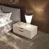 Table de chevet moderne LEOPARD, design luxueux, dans une chambre élégante au Canada avec lampe et tapis douillet.