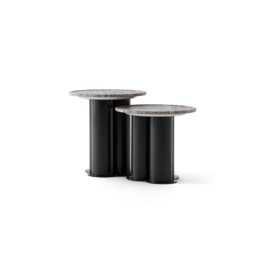 Tables d'appoint gigognes modernes avec plateaux en pierre et bases cylindriques noires sur fond blanc de LEOPARD Furniture.