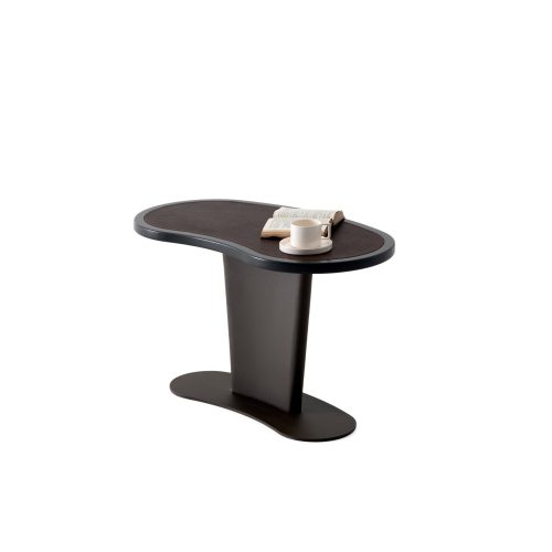 Table basse élégante en forme de rein sur fond blanc, idéale pour les intérieurs modernes. Meubles haut de gamme LEOPARD Furniture design, Canada.