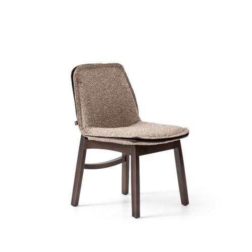 Chaise moderne en tissu texturé beige sur fond blanc, par LEOPARD Furniture, Canada.