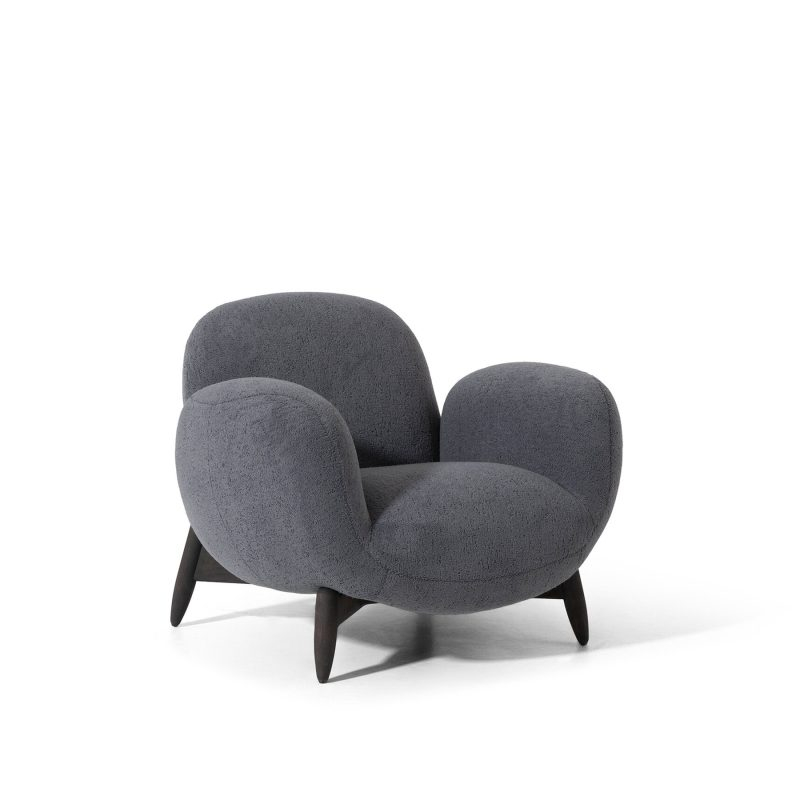 Luxueux fauteuil moderne gris de LEOPARD Furniture sur fond blanc, parfait pour les intérieurs contemporains.