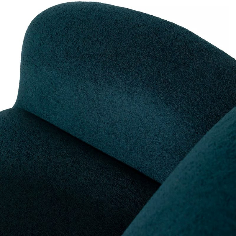 Luxueux détail de fauteuil en velours incurvé de LEOPARD Furniture sur fond blanc, parfait pour les intérieurs élégants.