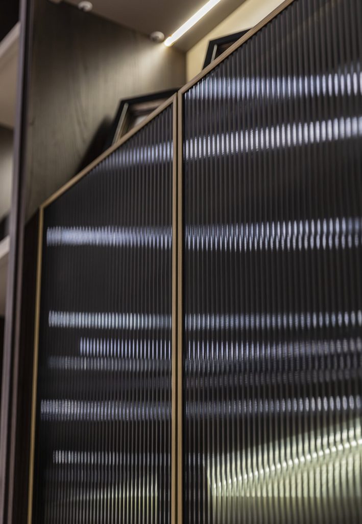 Armoires modernes avec portes en verre texturé chez LEOPARD Furniture, style contemporain raffiné et élégant.