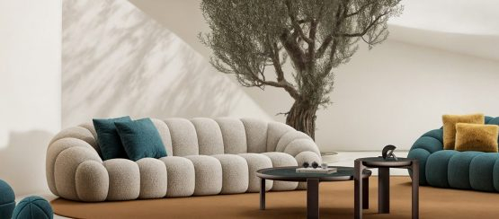 Canapés modernes du milieu du siècle dans un salon luxueux avec des coussins d'appoint et des tables basses chics, conçus par LEOPARD Furniture Canada.