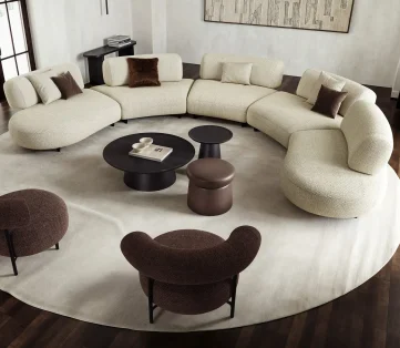 Chic canapé courbé moderne dans un salon élégant avec fauteuils en brun, conçu par LEOPARD Furniture, Canada.